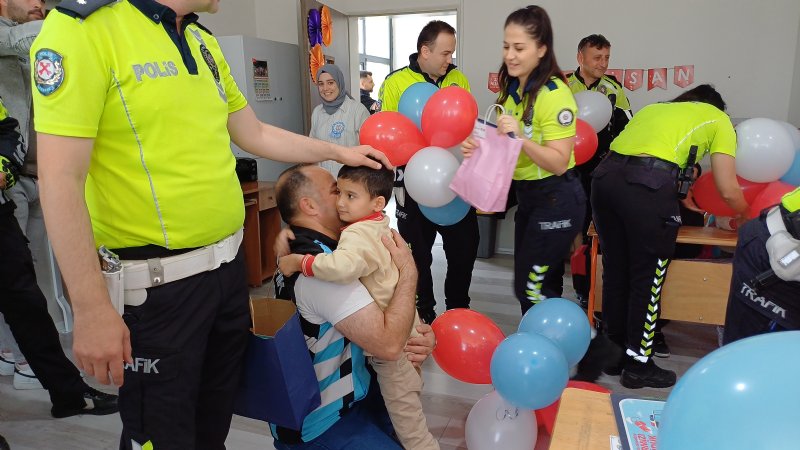 POLİSLERDEN ÖZEL ÖĞRENCİLERE SÜRPRİZ - 2