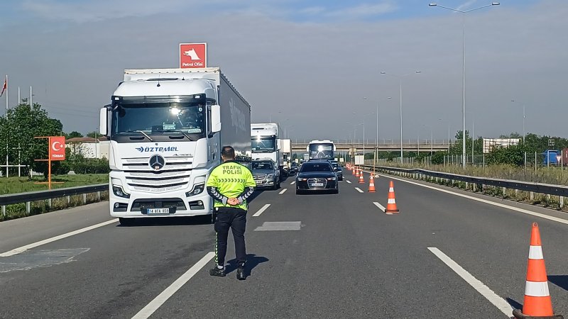 ÜSTYAPI ÇALIŞMASI VAR; OTOYOL TRAFİĞE KAPANDI - 1