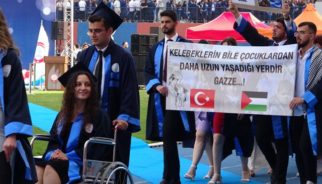 43 yaşında üniversiteyi birincilikle bitirdi, ismini mezuniyet kütüğüne çaktı
