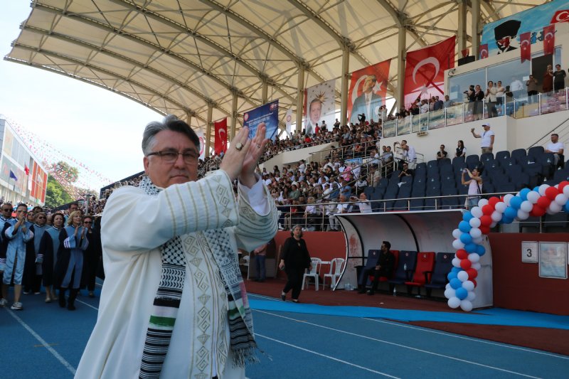 43 yaşında üniversiteyi birincilikle bitirdi, ismini mezuniyet kütüğüne çaktı - 4