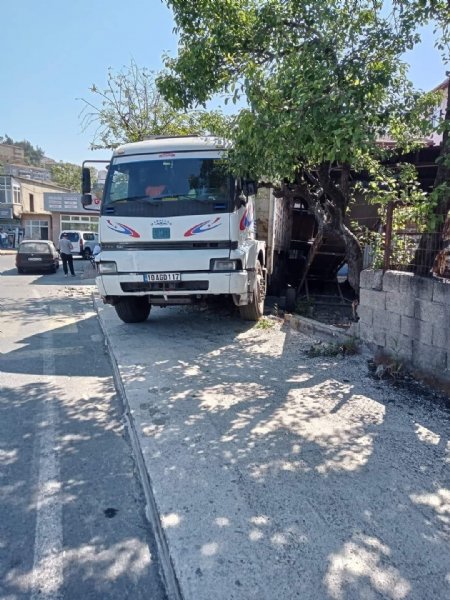 PARK HALİNDEKİ KAMYONUN FRENİ BOŞALDI - 1