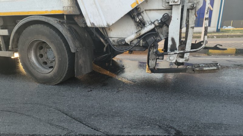 YAĞ YOLA AKTI; 12 MOTOSİKLET, 2 OTOMOBİL KAZA YAPTI! - 2