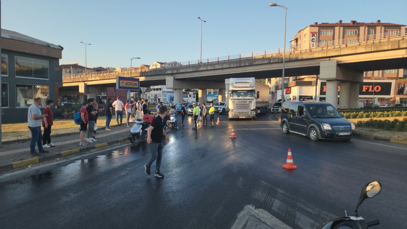 YAĞ YOLA AKTI; 12 MOTOSİKLET, 2 OTOMOBİL KAZA YAPTI! - 4