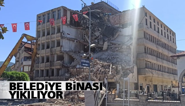 BELEDİYE BİNASI YIKILIYOR