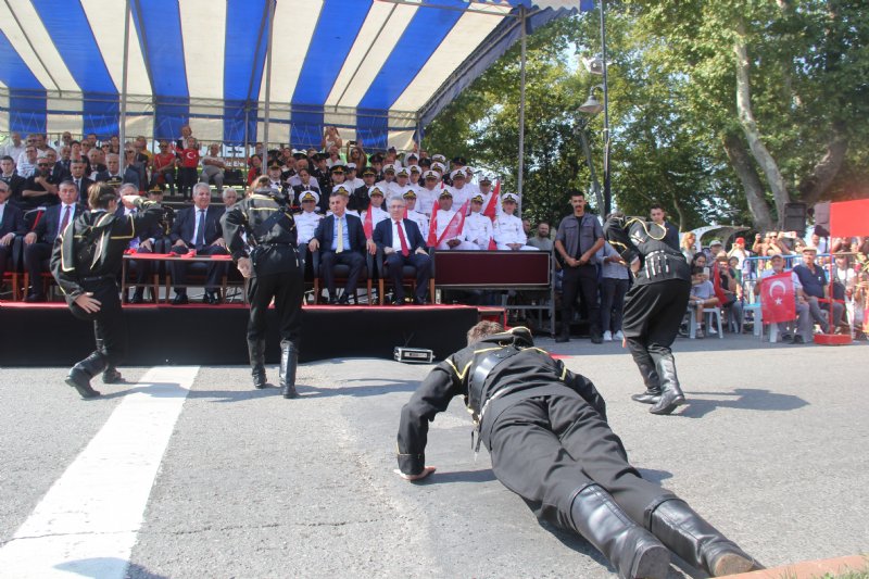BİR AVUÇ İNSANLA BAYRAM KUTLANDI - 12