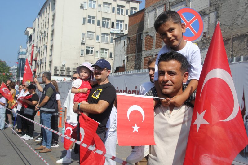 BİR AVUÇ İNSANLA BAYRAM KUTLANDI - 15
