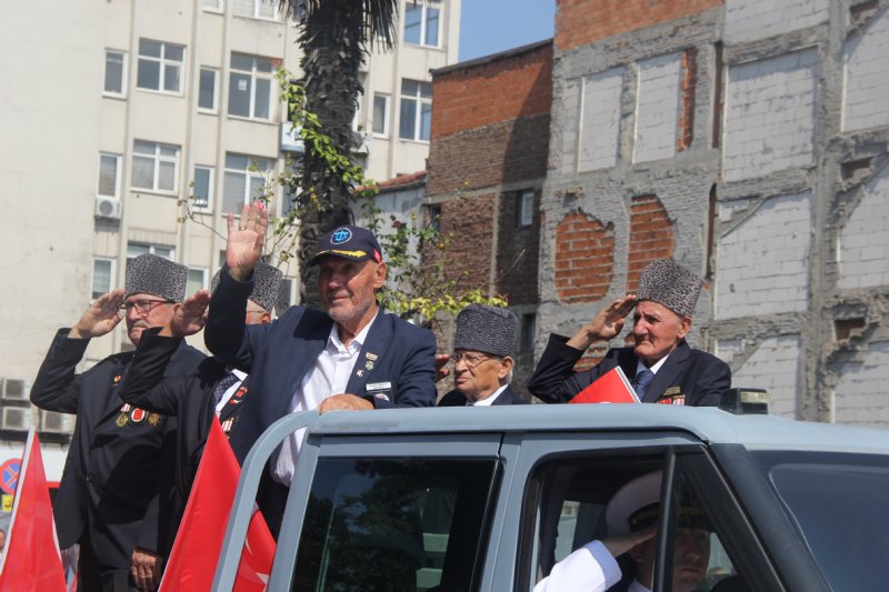 BİR AVUÇ İNSANLA BAYRAM KUTLANDI - 23