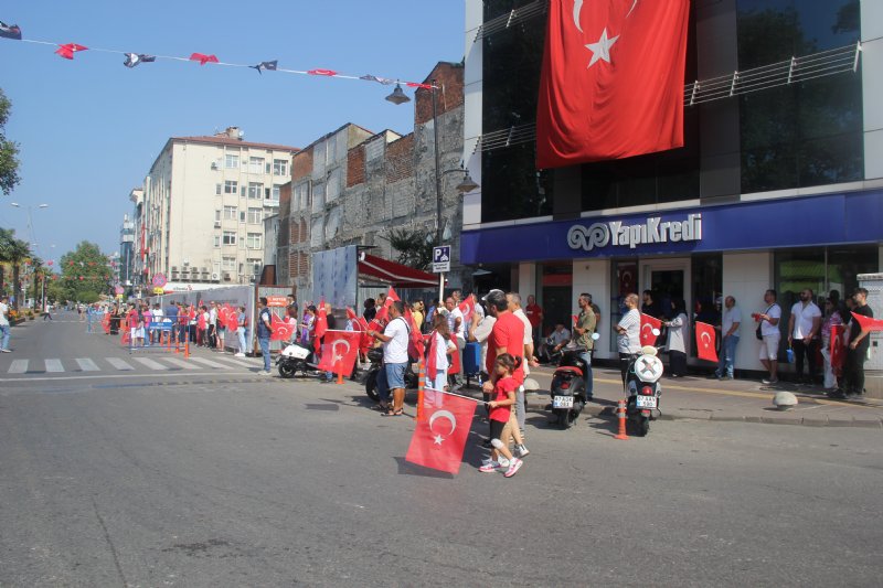 BİR AVUÇ İNSANLA BAYRAM KUTLANDI - 3