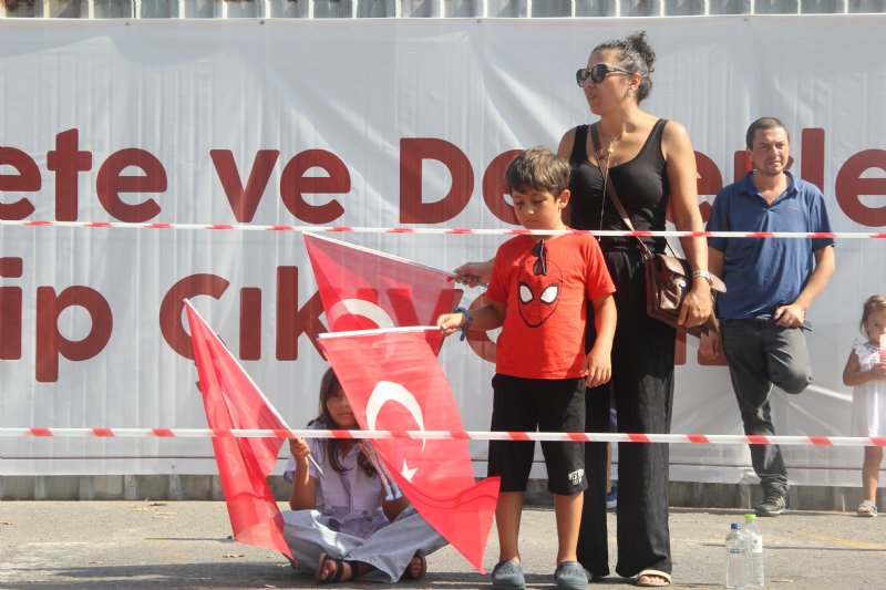 BİR AVUÇ İNSANLA BAYRAM KUTLANDI - 5