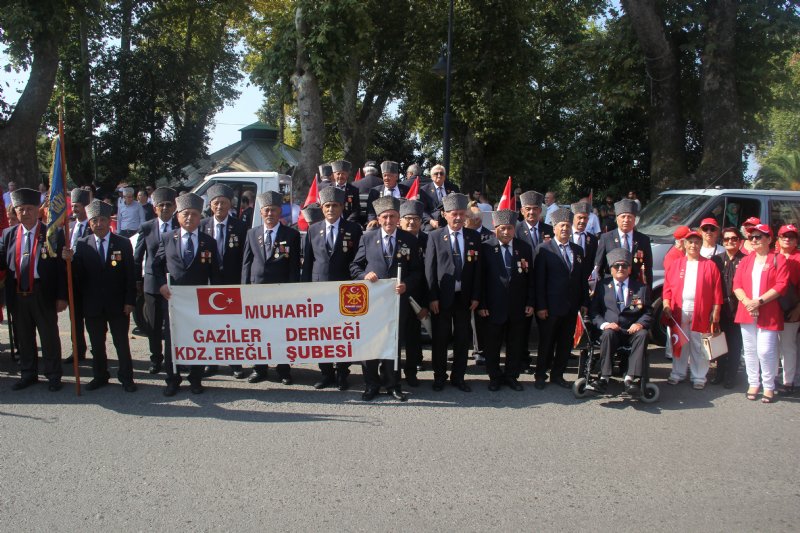 BİR AVUÇ İNSANLA BAYRAM KUTLANDI - 7