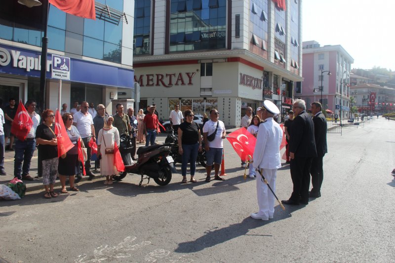 BİR AVUÇ İNSANLA BAYRAM KUTLANDI - 8