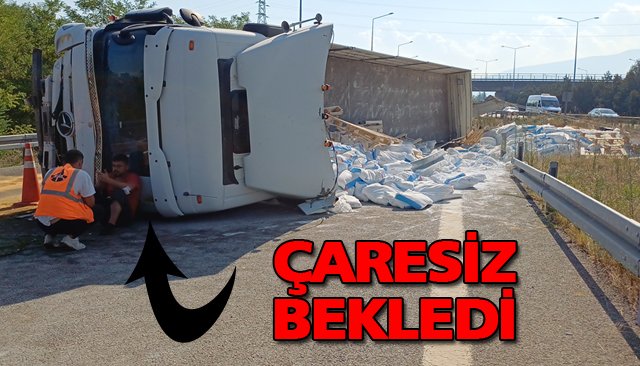 ÇİMENTO YÜKLÜ TIR DEVRİLDİ