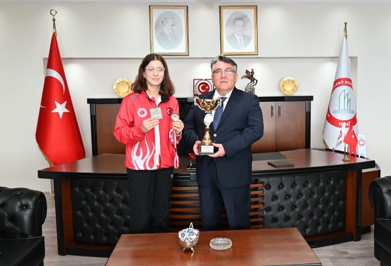 DÜNYA ŞAMPİYONUNDAN REKTÖR ÖZÖLÇER’E ZİYARET - 1