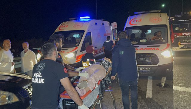 İKİ OTOMOBİL ÇARPIŞTI: 4 YARALI