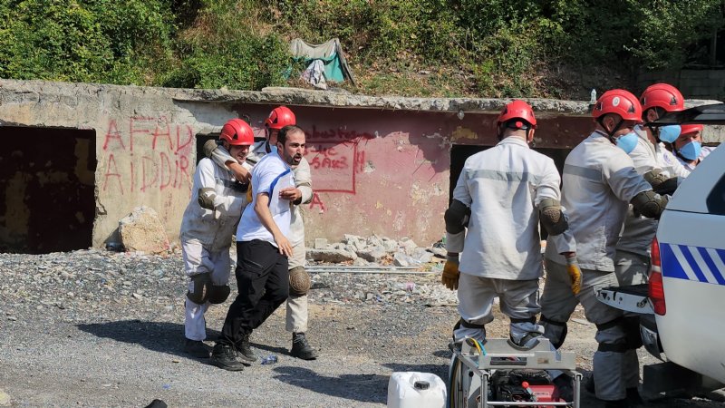 YARIŞMAYA HAZIRLANAN MADENCİLER ENKAZDAN YARALIYI BÖYLE KURTARDI - 4