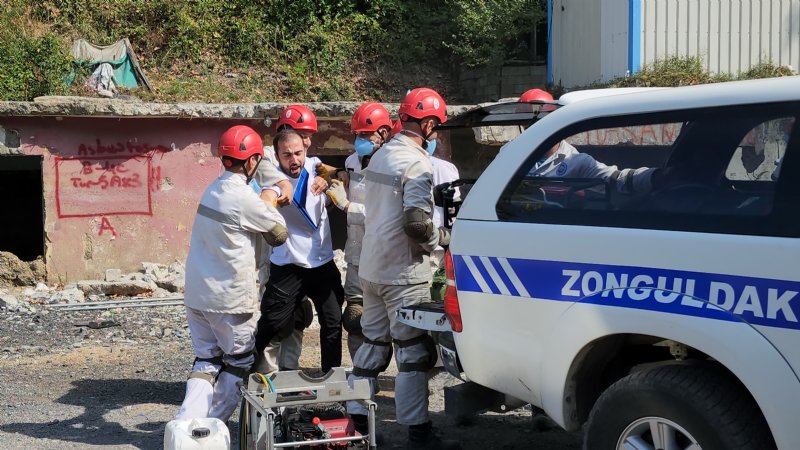 YARIŞMAYA HAZIRLANAN MADENCİLER ENKAZDAN YARALIYI BÖYLE KURTARDI - 5
