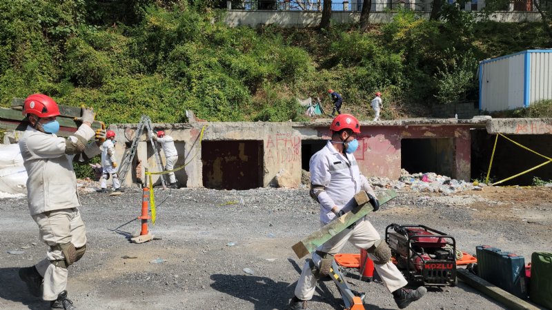 YARIŞMAYA HAZIRLANAN MADENCİLER ENKAZDAN YARALIYI BÖYLE KURTARDI - 6