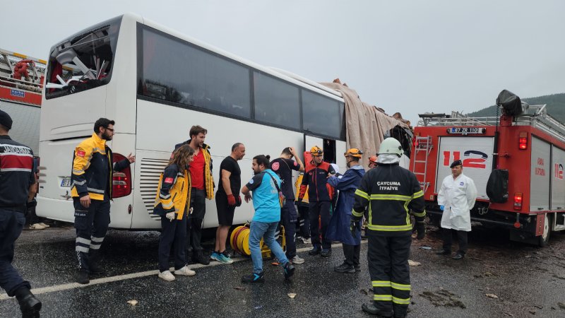 YOLCU OTOBÜSÜ İLE KAMYON ÇARPIŞTI: 2 ÖLÜ, 23 YARALI - 3