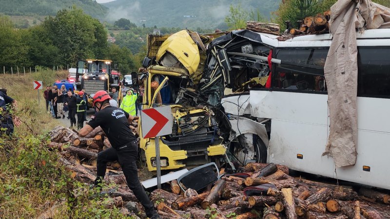 YOLCU OTOBÜSÜ İLE KAMYON ÇARPIŞTI: 2 ÖLÜ, 23 YARALI - 4