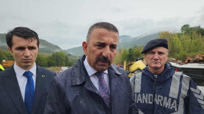 YOLCU OTOBÜSÜ İLE KAMYON ÇARPIŞTI: 2 ÖLÜ, 23 YARALI - 1