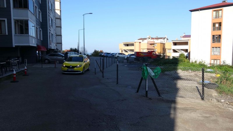 ÇİT ÇEKİP YOLU KAPATTI - 1