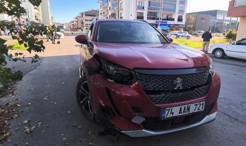 KAVŞAKTA KAZA: 3 YARALI - 1