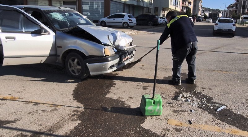 KAVŞAKTA KAZA: 3 YARALI - 2