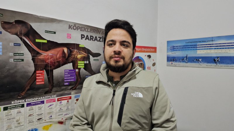 AÇ KALAN ÇAKAL, AVLADIĞI KEDİYLE KAMERAYA YAKALANDI - 4