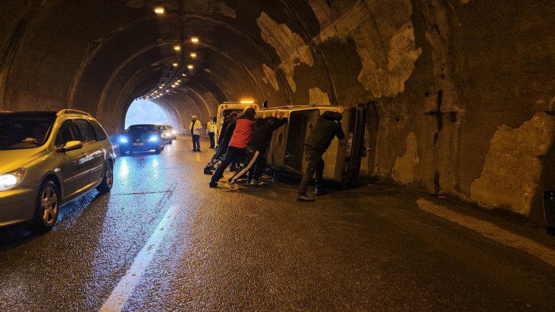 OTOMOBİL TÜNELDE DEVRİLDİ; 1 YARALI - 1