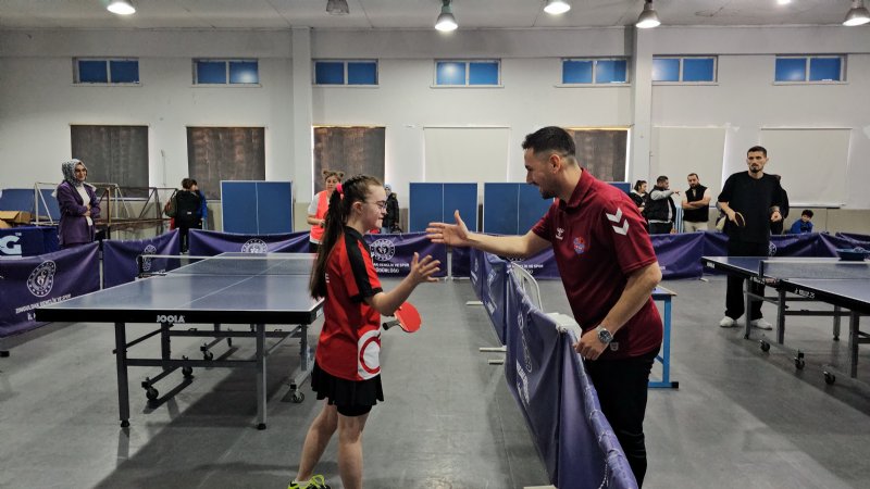 DOWN SENDROMLU ZEYNEP RAKETİYLE ENGELLERİ AŞTI - 1