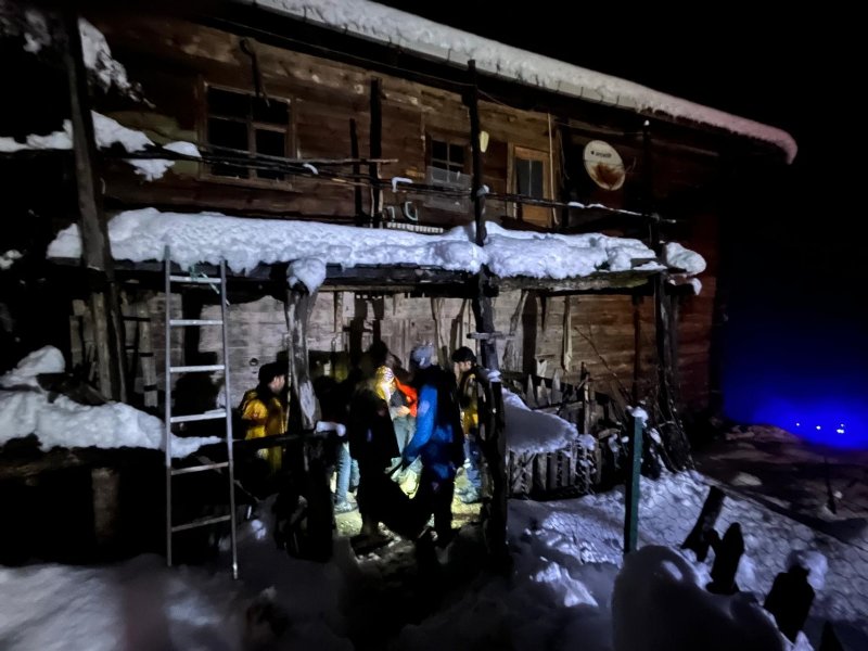 NİSAN AYINDA KAR ESARETİ! HASTAYA ULAŞMAK İÇİN SEFERBER OLDULAR! - 1