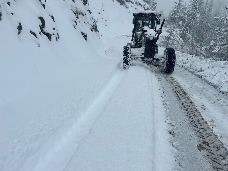 NİSAN AYINDA KAR ESARETİ! HASTAYA ULAŞMAK İÇİN SEFERBER OLDULAR! - 3