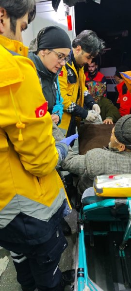 NİSAN AYINDA KAR ESARETİ! HASTAYA ULAŞMAK İÇİN SEFERBER OLDULAR! - 4