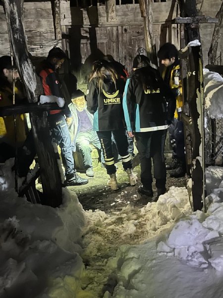 NİSAN AYINDA KAR ESARETİ! HASTAYA ULAŞMAK İÇİN SEFERBER OLDULAR! - 5