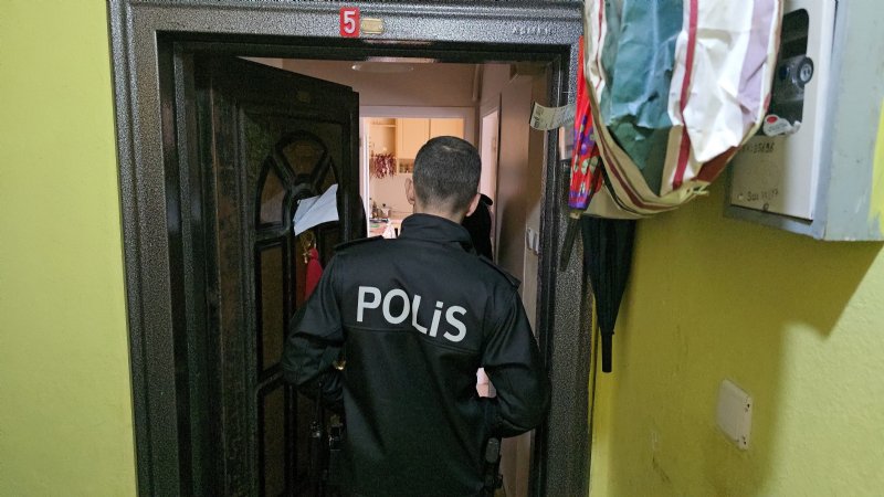 TAHLİYE KARARINA DİRENEN KADIN EKİPLER TARAFINDAN EVDEN ÇIKARTILDI - 1