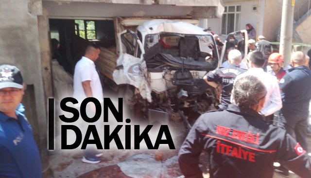 BELEDİYENİN KAMYONETİ KAZA YAPTI