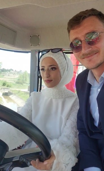 TRAKTÖR GELİN ARABASI OLDU DİREKSİYONA GELİN GEÇTİ - 1