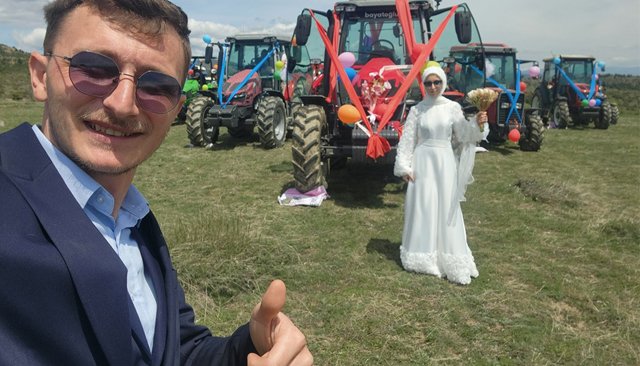 TRAKTÖR GELİN ARABASI OLDU  DİREKSİYONA GELİN GEÇTİ