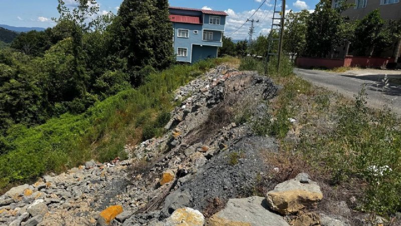 20 KÖYÜ BİRBİRİNE BAĞLAYAN YOLDA HEYELAN RİSKİ - 2