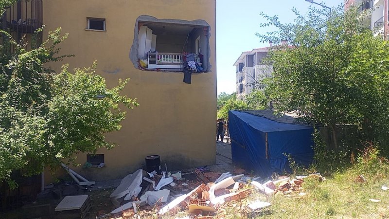 APARTMANDA PATLAMA: 1´İ AĞIR, 5 YARALI - 1