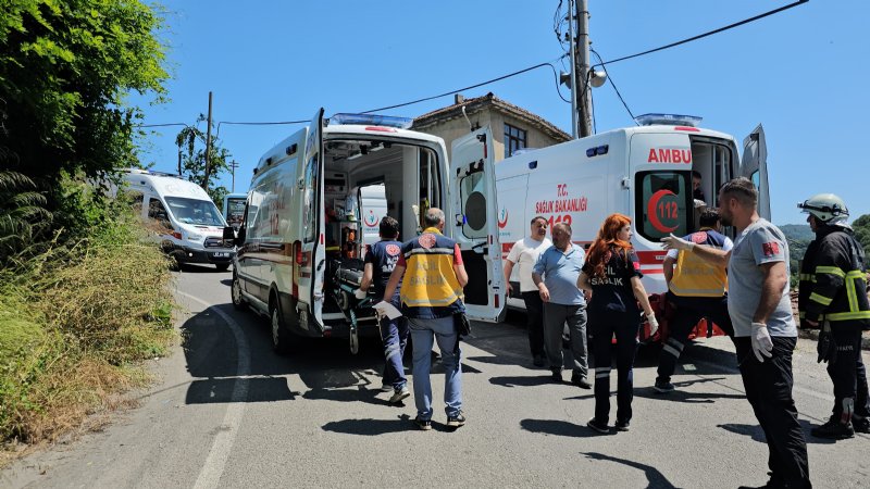 FRENİ PATLAYAN YOLCU MİNİBÜSÜ DUVARA ÇARPTI: 14 YARALI - 2