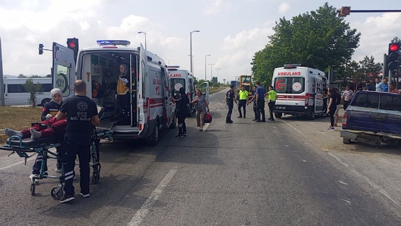 HASTASI OLAN AMBULANSLA KAMYONET ÇARPIŞTI - 3