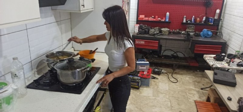 HEM ARABA TAMİR EDİYOR HEM DE BEBEK BÜYÜTÜYOR - 3