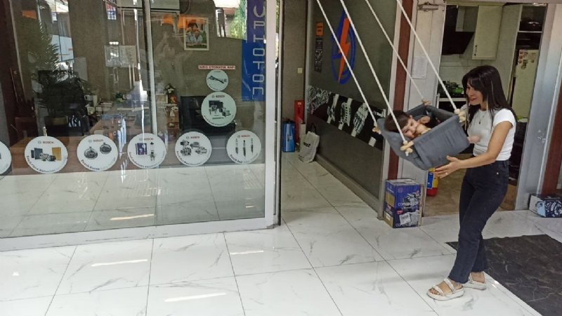 HEM ARABA TAMİR EDİYOR HEM DE BEBEK BÜYÜTÜYOR - 4