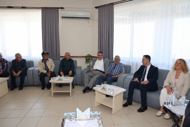 HUZUREVİ SAKİNLERİNİN BAYRAMINI KUTLADI - 1