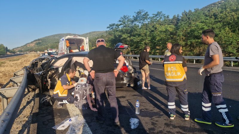 ÖNCE KAMYONA SONRA BARİYERE ÇARPTI 5 YARALI VAR - 1