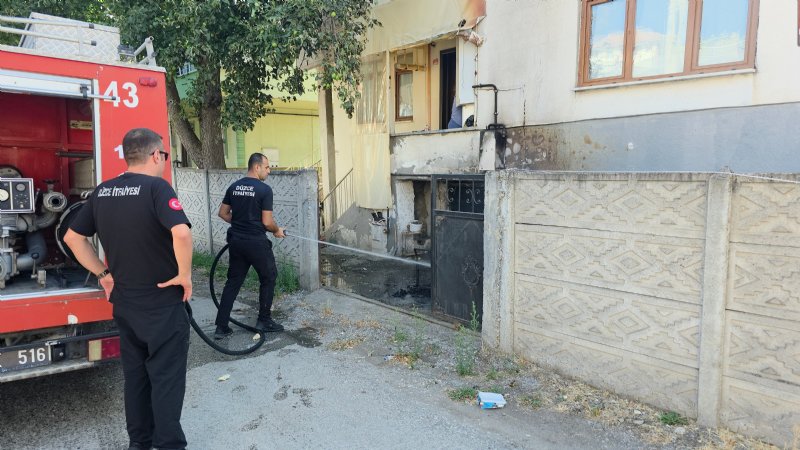 POLİS FARK ETTİ İTFAİYE SÖNDÜRDÜ - 1