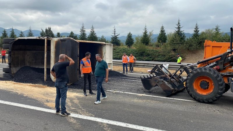 Anadolu otoyolunda asfalt yüklü kamyon devrildi - 2