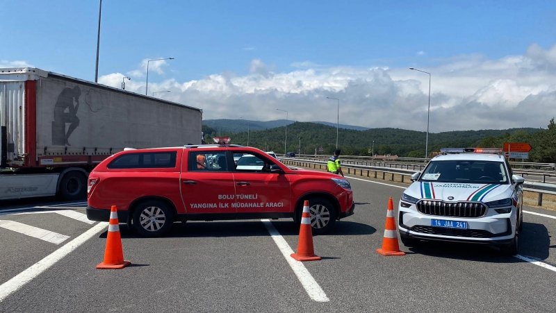 Anadolu otoyolunda asfalt yüklü kamyon devrildi - 3