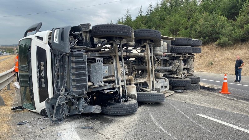 Anadolu otoyolunda asfalt yüklü kamyon devrildi - 4